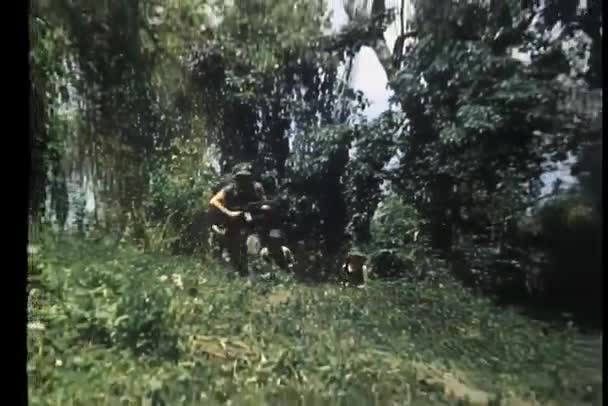 Ormandan Çalışan Askerler Uzaklaştır — Stok video