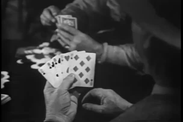 Μέσο Πυροβόλησε Άνδρες Παίζοντας Πόκερ — Αρχείο Βίντεο