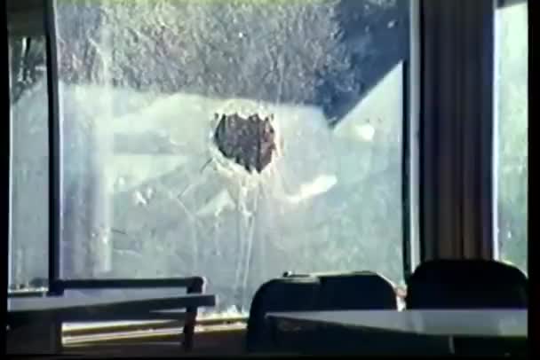 弾丸が窓を粉砕し ビューを閉じる — ストック動画