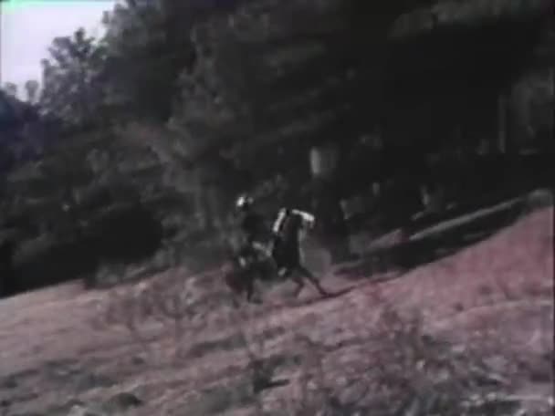 Muž Koni Strmého Kopce Roku 1950 — Stock video