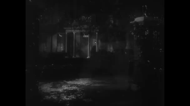 1940 Larda Araba Evin Önünde Fırtına Sırasında Yukarı Çekerek — Stok video