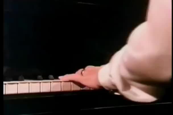 Detailní Záběr Rukou Hrajících Klavír — Stock video