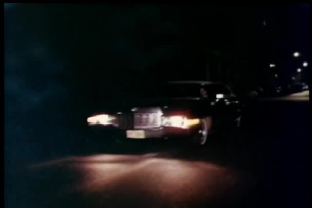 Auto Hält Nachts Ampel — Stockvideo