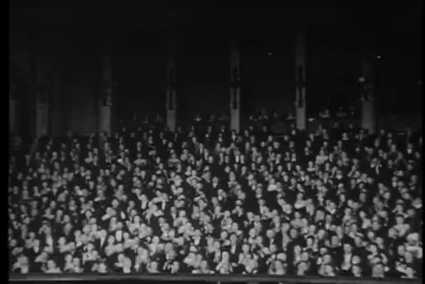 Κοινό Στο Θέατρο Χειροκροτούν — Αρχείο Βίντεο