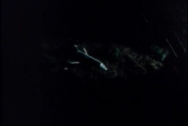 1980 年代の地面で爆発の宇宙船のハイアングル — ストック動画