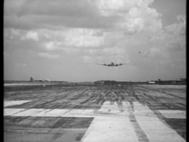 Pesawat Militer Lepas Landas Dari Lapangan Udara 1940 — Stok Video