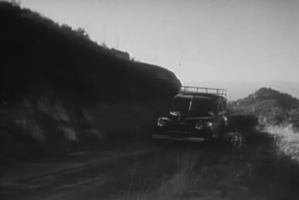 Perseguição Carro Estrada Rural Estreita Década 1940 — Vídeo de Stock