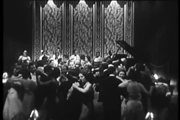 Широкий Снимок Пар Танцующих Ночном Клубе — стоковое видео