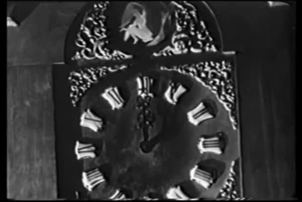 Vista Cerca Del Viejo Reloj Con Signos Del Zodiaco Girando — Vídeo de stock