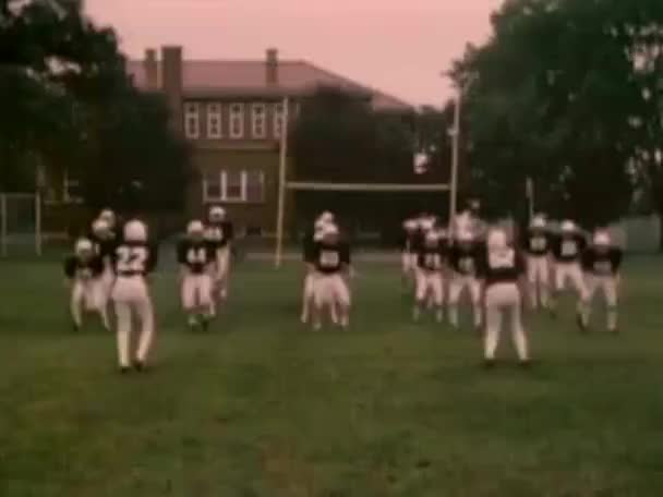 Tim Sepak Bola Sma Melakukan Latihan Pemanasan 1980 — Stok Video