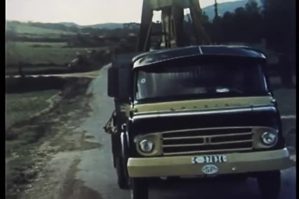 Вантажівка Транспортує Великий Дзвоник Їде Дорозі — стокове відео