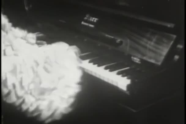 Průměrný Střelec Muž Kostýmu Hrát Klavír — Stock video