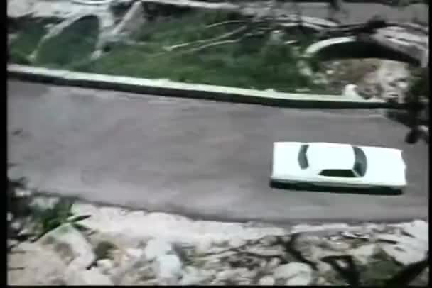 鸟瞰图汽车驾驶在大坡度转弯 — 图库视频影像