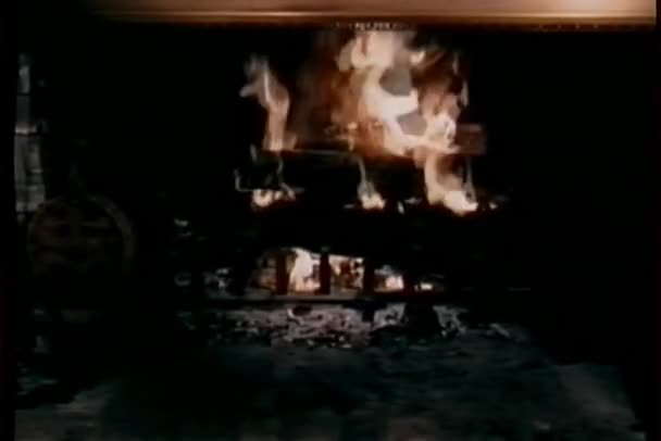 宽射击的咆哮的壁炉里的火 — 图库视频影像
