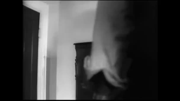 Niedrige Winkelaufnahme Eines Mannes Der Eine Schranktür Haus Öffnet 1960Er — Stockvideo