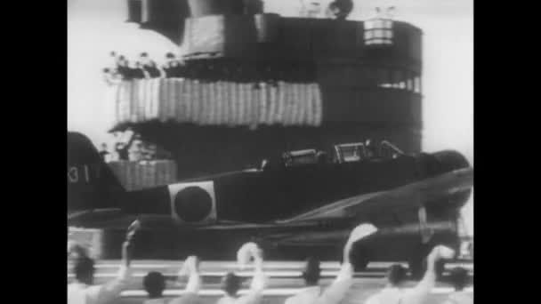 1941年日本帝国海军飞机从航空母舰起飞 — 图库视频影像