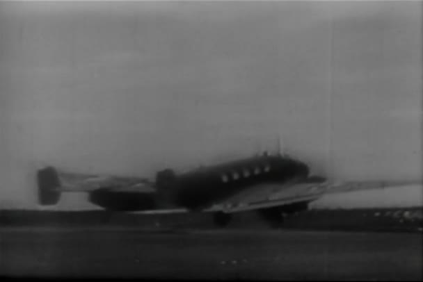 Airplane Taking Airport Runway 1950S — Stock Video