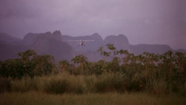 Malé Letadlo Letící Nad Polem Roku 1980 — Stock video