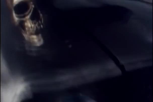 Detail Kovového Lebky Připojené Kapoty Vozu Roku 1980 — Stock video