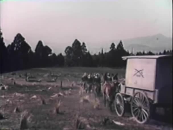 Вид Сзади Солдат Лошадях Повозками Припасами Путешествующих Прериям — стоковое видео