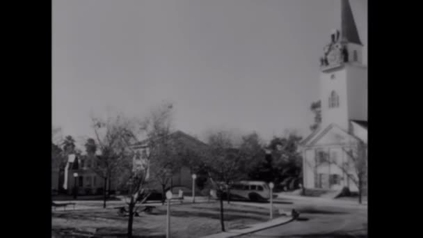 1940年代のコネチカット州の小さな町を走るバス — ストック動画