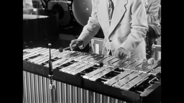 Middellange Schot Van Muzikant Spelen Xylofoon Jaren 1950 — Stockvideo