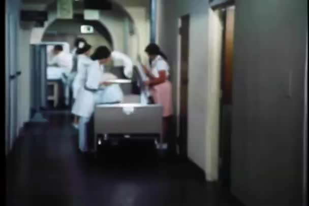 Infermiera Mettere Segno Quarantena Nel Corridoio Dell Ospedale — Video Stock