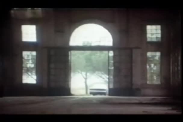 通过一个被遗弃的建筑汽车追逐 — 图库视频影像