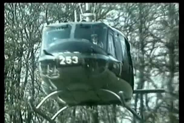 Katonai Helikopter Leszálló Mezőben — Stock videók
