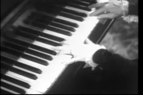 Μεγέθυνση Του Χέρια Παίζει Πιάνο — Αρχείο Βίντεο