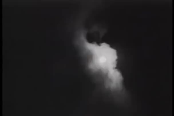 Bulutlu Gökyüzünde Ayın Siyah Beyaz Görüntüleri — Stok video