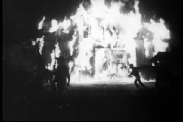 Geceleri 1930 Larda Ahır Yangın Söndürmek Için Erkekler — Stok video