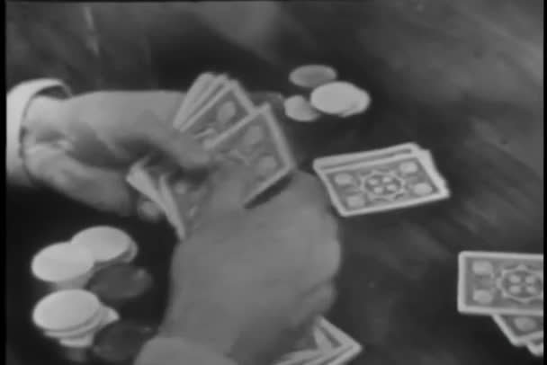 特写镜头的人玩起了纸牌游戏 — 图库视频影像