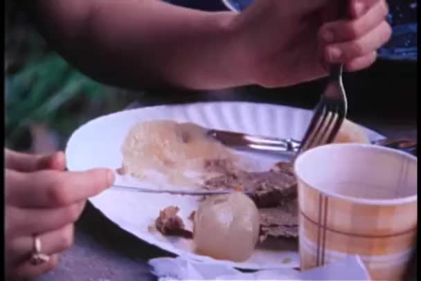 Μεγέθυνση Του Κορίτσι Picking Ένα Πιάτο Φαγητό — Αρχείο Βίντεο