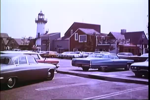 1950年代のワイドショット ジャガーは屋外の駐車場に引っ張る — ストック動画