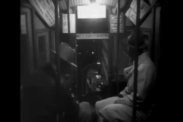 1940年代 ロサンゼルス バンカーヒルでエンジェルス フライト鉄道を旅する男性 — ストック動画