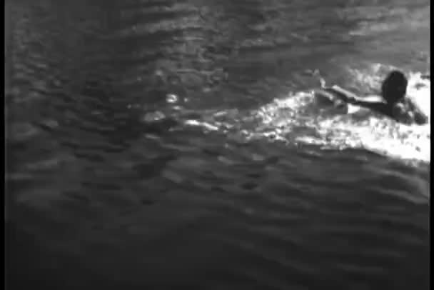 湖で泳ぐネイティブアメリカンのグループ — ストック動画