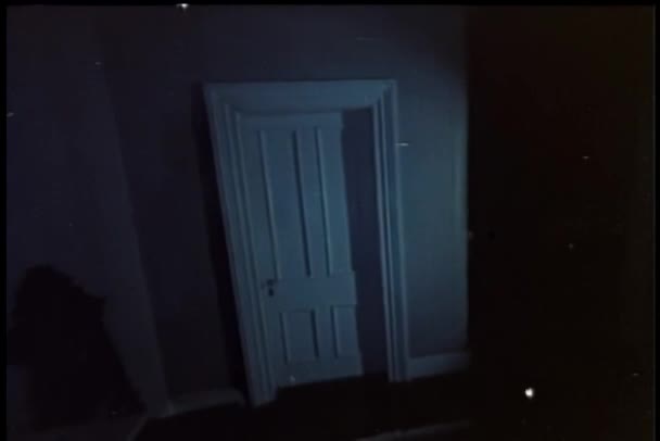 Gesichtspunkt Der Auf Eine Geschlossene Tür Zugeht Und Den Drehknopf — Stockvideo