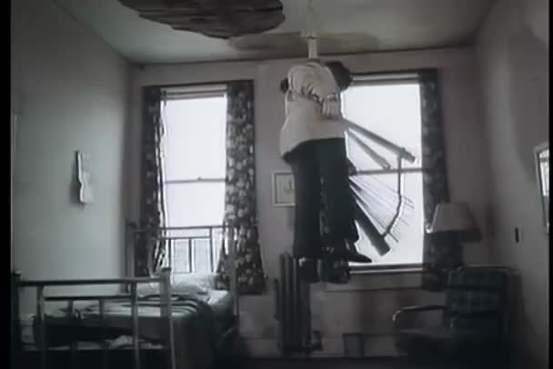 Dode Man Opknoping Van Het Plafond — Stockvideo