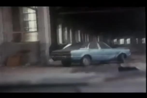 버려진된 건물에서 자동차 추격전 — 비디오