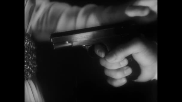 Zbliżenie Kobiety Pchanie Pistoletu Człowieka Pasie — Wideo stockowe