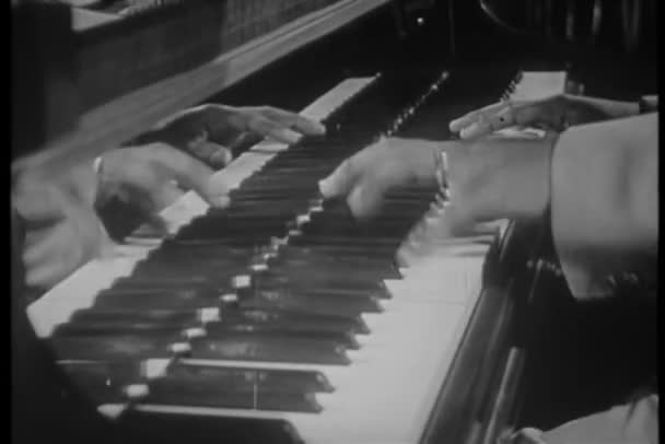 Μεγέθυνση Της Τζαζ Μουσικός Παίζει Πιάνο — Αρχείο Βίντεο