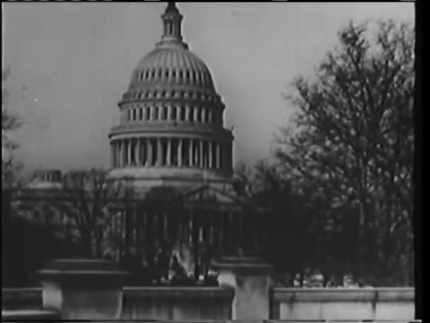 見出しジャップ スパイ リング破壊 1940 年代の私たち議会議事堂とアメリカの旗のモンタージュ — ストック動画