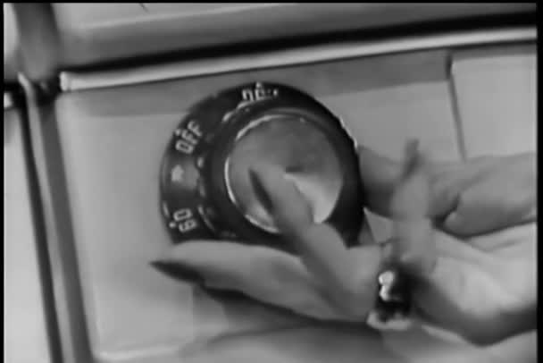 女性の衣類乾燥機でのタイマーの設定のクローズ アップ — ストック動画