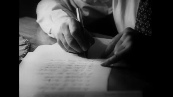 Zblízka Pohled Osobu Padělatelský Podpis 1940 — Stock video
