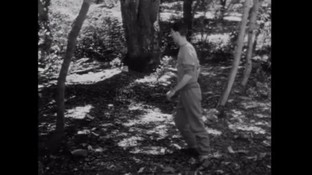 一群男人穿过树林 — 图库视频影像