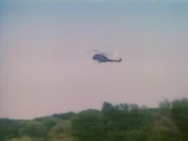 Vista Baixo Ângulo Helicóptero Preparando Para Descer 1980 — Vídeo de Stock