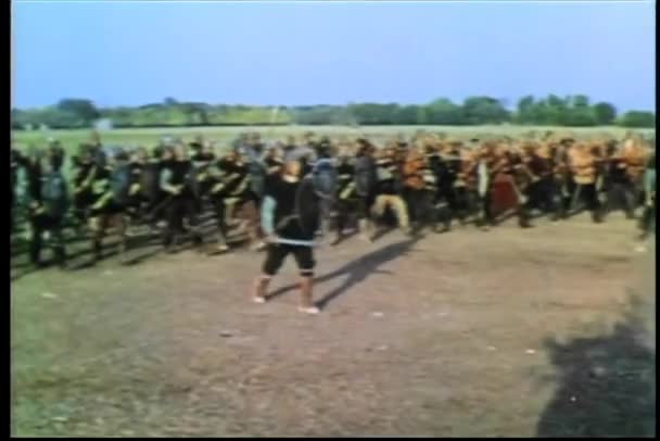 Wide Shot Middeleeuwse Soldaten Bevorderen Slagveld — Stockvideo
