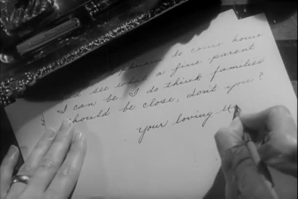 Κινηματογραφήσεων Πρώτο Πλάνο Χέρια Της Γυναίκας Εγγράφως Επιστολή — Αρχείο Βίντεο
