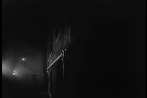 Двое Мужчин Преследуют Подозреваемого Обочине Вагона Ночью — стоковое видео